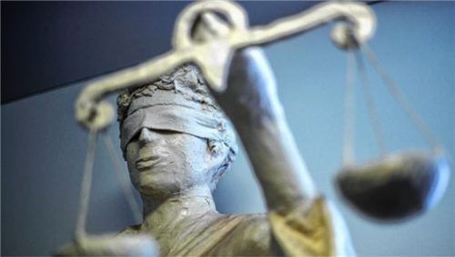 Das Jugendschöffengericht Rosenheim hat einen 21-Jährigen, der zwei Frauen nach einem Streit mit seinem Fahrzeug verfolgt hat, zu einer Geldstrafe verurteilt. Foto dpa