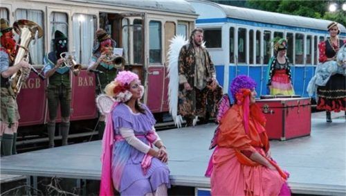 Das Musiktheater mit Anahita Ahsef (Zweite von rechts), Andreas Hörl (Mitte) und den Kieferer Weisenbläsern (links).