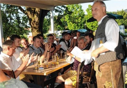 Das neue Vereinsheim in Neubeuern war seit 2017 in Planung. Dementsprechend glücklich ist der TSV-Vorsitzende Alexander Schopf (stehend), dass es rechtzeitig zum Jubiläum fertig ist. Foto Reischl-Zehentbauer