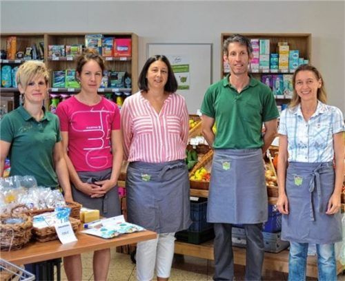 Das Personal des „Arzter Dorfladens“ inmitten ihres Warenangebotes mit (von links) Marktleiterin Madeleine Jaschke, Kathrin Scheck, Alexandra Fleischmann, Stephan Wagner und Lisa Fuchs.Foto Krammer
