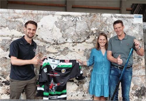 Daumen hoch für die weitere Zusammenarbeit: Darwin Kuhn (links) von den Starbulls mit Tanja und Andreas Scholz von der Scholz Naturstein GmbH.Foto Starbulls