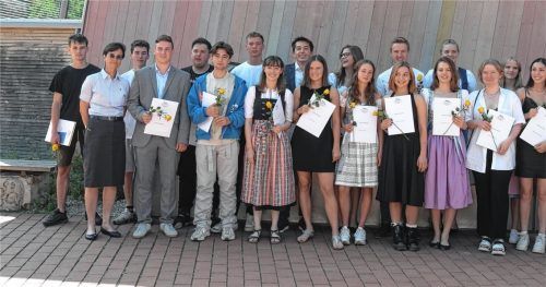 Den Blick richten sie nach vorne: Die Absolventen der Mittleren Reife der Freien Waldorfschule Chiemgau zusammen mit Klassenbetreuerin Sabine Arndt-Baerend. Foto braun