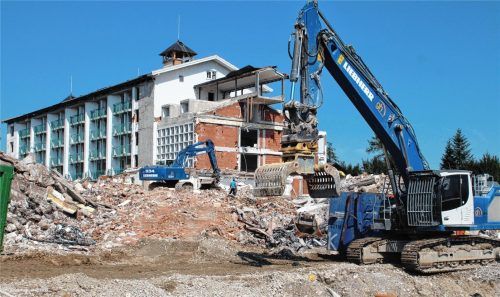 Der Abbruch der einstigen Schön Klinik Harthausen dauert noch bis Ende des Jahres. Im Frühjahr soll der Bau der ersten 65 Eigentumswohnungen für das neue Wohnquartier in Harthausen beginnen. Foto  Hadersbeck