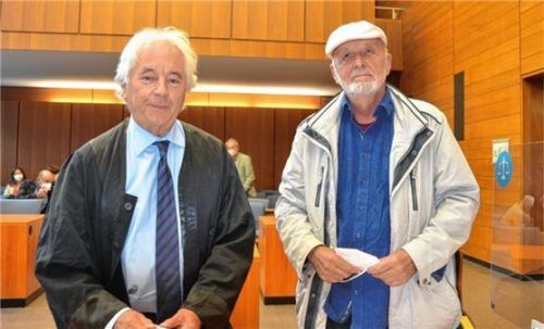 Der Aktionskünstler Wolfram P. Kastner (rechts) mit seinem Verteidiger Hartmut Wächtler, beide aus München. Foto Kretzmer