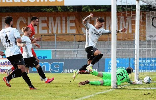 Der Ausgleich für Wacker Burghausen fiel durch Nicholas Helmbrecht (Zweiter von rechts), der Buchbachs Tormann Daniel Maus überwand.Foto Gabi ZUcker