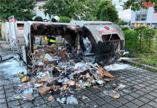 Der Brand des Papiercontainers konnte durch Mitglieder der Feuerwehr schnell gelöscht werden. Foto Polizei