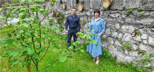 Der erste Schritt ist erfolgt: Silvia Schwaiger, stellvertretende Geschäftsleiterin, und Justizwachtmeister Alexander Grimm auf der neugestalteten Fläche. Foto re