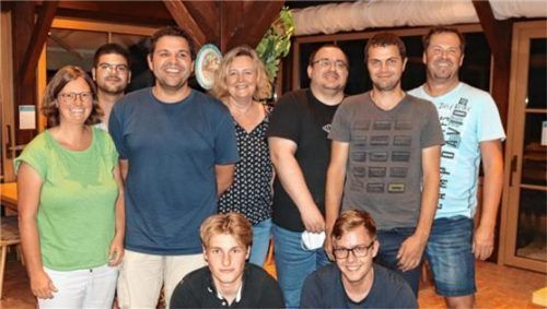 Der frisch gewählte Tischtennis-Vorstand: (vorne von links) Anian Weber und Lukas Kronast (hinten von links) Veronika Dawid, Thomas Reiter, Bernhard Hundhammer, Anita Kronast, Peter Maier, David Kurfer und Emmeran Adlmaier. Foto re