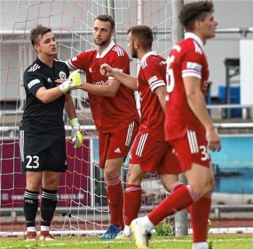 Der junge 1860-Torhüter Thomas Wimmer durfte sich bei seinem ersten Einsatz die Glückwünsche seiner Mitspieler abholen.Foto Hans-Jürgen Ziegler