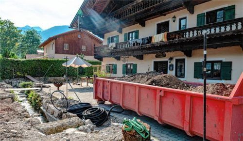 Der kleine Bach ist wieder geöffnet und fließt durch den Biergarten. Der bekommt, versichern die jungen Eigentümer, natürlich eine Kastanie – so groß wie man sie von der Baumschule eben haben kann, also etwa sechs Meter hoch.
