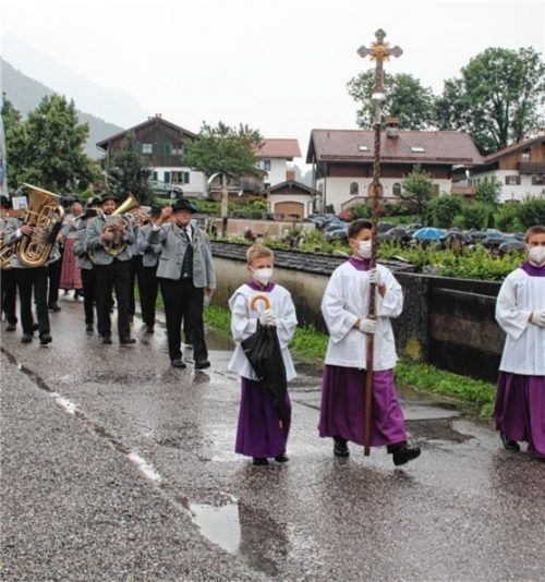 Der lange Trauerzug verlief durch den Neuen Nußdorfer Friedhof und anschließend an der Friedhofsmauer entlang. Ziel war der Alte Friedhof, wo die Urne im Familiengrab beigesetzt wurde.