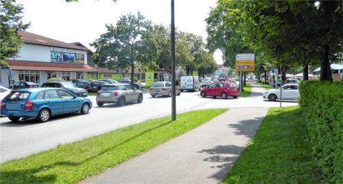 Der lange Weg Richtung Staatsstraße: Auf der Carl-Jordan-Straße kämpfen sich die Autofahrer durch die neue Umleitung. Von der Johann-Wipper-Straße (rechts) kommen die Autos kaum noch in die Schlange. Fotos Riediger