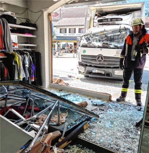 Der Lastwagen erlitt einen Totalschaden und hinterließ im Sportgeschäft eine Spur der Verwüstung. Foto re