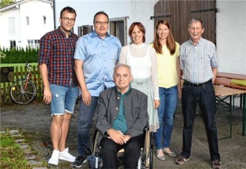 Der neue Vorstand der „Inntalhilfe“ mit dem Vorsitzenden Herbert John (sitzend) sowie (von links) Kassenrevisor Andi Schulze, Kassier Markus Land, Zweiten Vorsitzenden Steffi Donabauer, Kassenrevisorin Karin Huber und Schriftführer Franz Ruprecht.Foto re