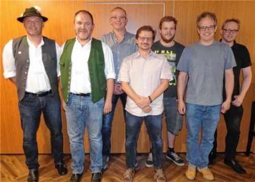 Der neue Vorstand des Maibaumvereins (von links): Thomas Pobel, Markus Schrank, Wolfgang Himmelstoß, Christian Richter, Florian Wieland, Peter und Michael Rampfl.Foto Greiner
