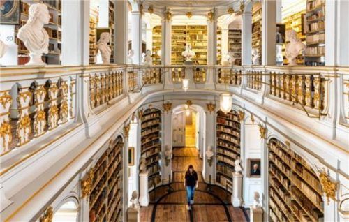 Der Rokokosaal in der Herzogin Anna Amalia Bibliothek zeugt von Weimars großer Geschichte. Foto djd/Klassik Stiftung Weimar/Alexander Burzik