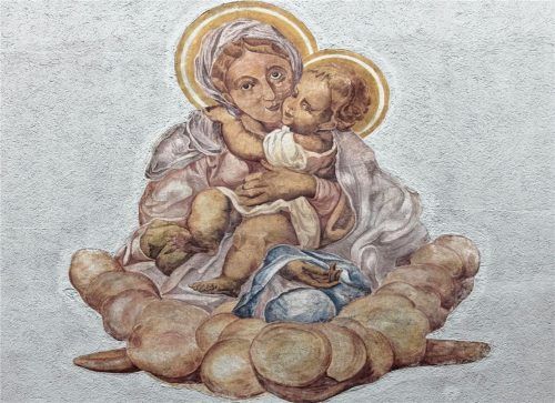 Der Rosenheimer Maler Michael Licklederer malte 1927 die „Madonna mit dem Kinde“ auf das neu erbaute Gebäude an der Prinzregentenstraße 11.Foto Frick