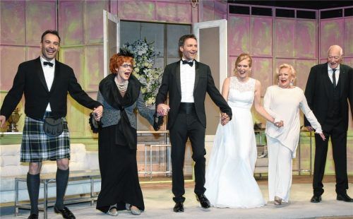 Der Schauspieler Manfred Stecher (links) – hier in einer Aufnahme von 2020 – spielt seit 26 Jahren in der Komödie im Bayerischen Hof. Hier auf der Bühne mit (von links) Viktoria Brams, Patrik Fichte, Navina Heyne, Angelika Milster und Dirk Bender für das Musical „Wechselspiel der Liebe“. Foto dpa