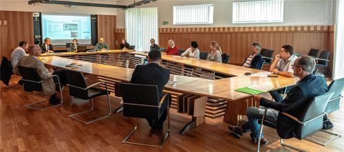 Der Verkehrsausschuss des Landtags hatte in Sachen Zugpfeifen zu einem Vor-Ort-Gespräch im Rohrdorfer Rathaus geladen. Teilnehmer waren Vertreter des Gemeinderats, des Zementwerks und des Abfallzweckverbands als Auftraggeber des Zugverkehrs sowie ein Vertreter des Verkehrsministeriums. Foto  Thomae