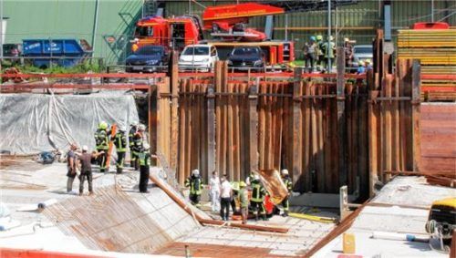 Der verletzte Bauarbeiter wird auf der Baustelle vom Notarzt behandelt. Foto Reisner