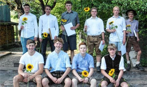 Die Abschlussschüler in alphabetischer Reihenfolge: Laurin Bühler, Alexander und Florian Feiel, Marinus Gruber, Samuel Harfmann, Rudolf Kupferschmied, Dominik Schneider, Eduard Staudhammer, Joshua Tietz und Jakob Tretter. Nicht auf dem Bild sind Florian Krebs und Lucia Rieken.Foto Waldorfschule Rosenheim