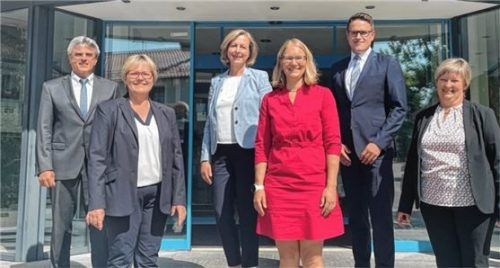 Die Aufsichtsratsmitglieder: (von links) Vorsitzender Andreas Bauregger, Marianne Mayer, Theresia Kraus (Aufsichtsratsvorsitzende), Ingrid Schuhbeck, Vorstand Stefan Schnellinger und Maria Stübl.Foto Raiffeisenbank