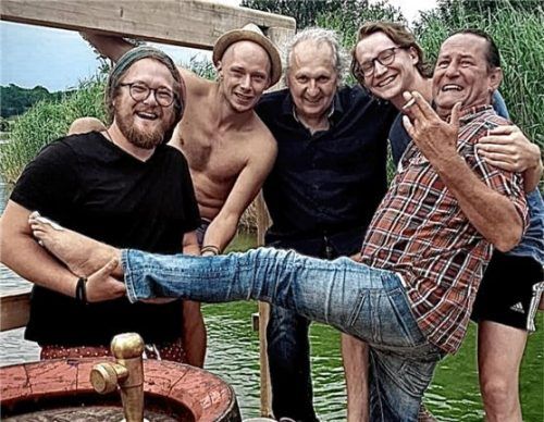 Die Band „Greencreek“ spielt mit Matthias Schröder, Marius Uhl, Georg Emmerl, Moritz Schwärzer und Joe Walker (von links). Foto RE
