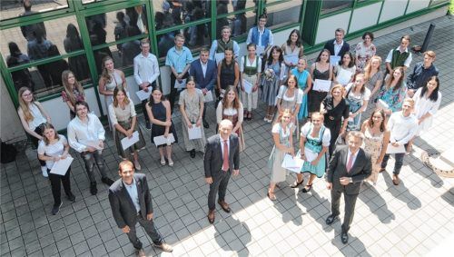 Die besten Schüler des Jahrgangs mit (vorne von links) Rosenheims Oberbürgermeister Andreas März, Schulleiter Dr. Marko Hunger und Rosenheims Landrat Otto Lederer.Foto re