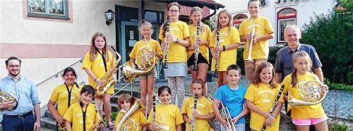 Die Bläserklasse bedankte sich beim bisherigen musikalischen Leiter Rupert Schmidhuber (rechts) und begrüßte seinen Nachfolger Korbinian Kebinger (links). Foto Unterforsthuber