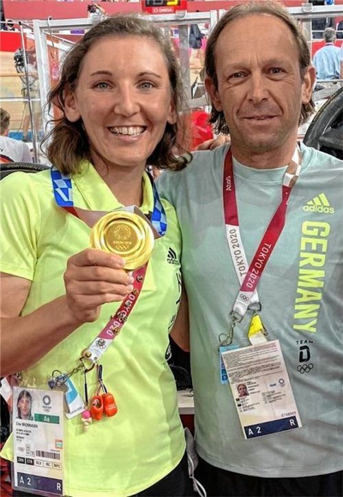 Die deutschen Bahnradfahrerinnen haben bereits Gold errungen: Lisa Brennauer präsentiert mit Hans Friedl die Medaille. Fotos Friedl