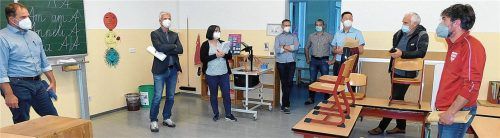 Die erste Klasse, die bisher in Waldhausen war, hat nun im ehemaligen Lehrerzimmer in Schnaitsee ein neues Zuhause gefunden. Geschäftsleiter Thomas Perreiter (von links) erläuterte Bürgermeister Thomas Schmidinger, Carmen Danzer, Bernhard Wolf, Konrektor Stefan Thanner, Christian Huber, Rektor Robert Bräu und Marcus Scherr die eingebaute Technik.  Foto Unterforsthuber