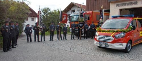 Die Feuerwehr Höhenmoos freut sich über ihren neuen Mannschaftstransportwagen. Dieser wurde kürzlich von Pfarrer Robert Baumgartner gesegnet. Foto Feuerwehr