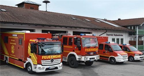 Die Feuerwehr Stephanskirchen verfügt über einen modernen Fuhrpark. Er ermöglicht die technische Einsatzleitung bei Großschadensereignissen für den Landkreis Rosenheim, Brandbekämpfung, technische Hilfeleistung, Menschen- und Tierrettung sowie die Förderung von Löschwasser. Der Gerätewagen Logistik kommt unter anderem zum Einsatz zur Beseitigung von Ölspuren, dem Transport von Mannschaft und Material, als Gerätewagen bei Großeinsätzen, bei Unwetter- und Hochwassereinsätzen und sorgt für den Nachschub von Pressluftatmungsflaschen bei Großeinsätzen. Außerdem gibt es noch einen Mannschaftstransportwagen.