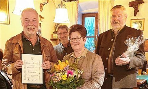 Die Geehrten (von links) Dr. Hubert Meitinger, Annelies und Thomas Schachner sowie im Hintergrund Hegeringleiter Christian Lackmaier. Foto Unterforsthuber