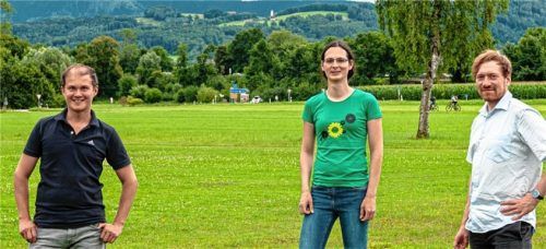 Die Grünen-Direktkandidaten für die Bundestagswahl, Wolfgang Ehrenlechner (Traunstein-Berchtesgaden), Viktoria Broßart (Rosenheim) und Karl Bär (Miesbach; von links), hatten zu einer Sternfahrt nach Rohrdorf aufgerufen. Am alten Sportplatz unmittelbar an der A8 fand eine Kundgebung gegen deren sechsstreifigen Ausbau statt, zu der sich rund 150 Radler eingefunden hatten.