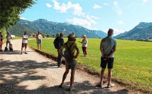Die Gruppe lauschte den Ausführungen von Martina Stoib (Zweite von rechts). Foto Leitner