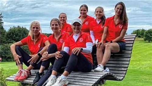 Die Höslwanger Damenmannschaft machte am letzten Spieltag den Oberliga-Aufstieg perfekt.Fotos Privat