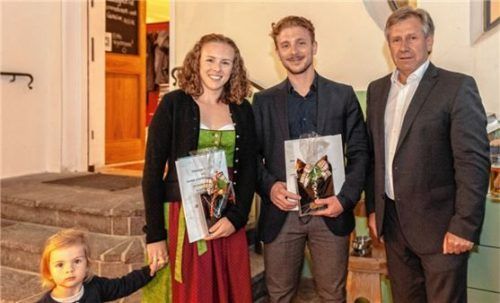 Die Innungsbesten: Innungsobermeister Wolfgang Sattelberger (rechts) gratuliert Bäckerin Denise Krempl mit Tochter Magdalena und Bäckereifachverkäufer Martin Tusak. Foto Thomae