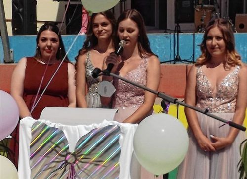 Die Klassensprecherinnen der 10. Klassen bei ihrer Abschiedsrede: (von links) Marina Kaiser, Alizee Palm, Sophia Erhard und Joann Friesenbichler.Foto  Jaensch