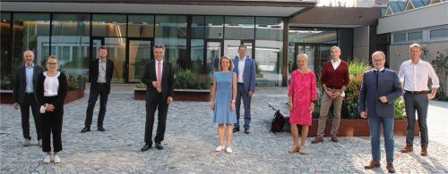 Die Mitglieder der Gesundheitsregionplus und der Steuerungsgruppe: (von links) Gerhard Schöndorfer (AOK-Direktion Rosenheim), Abteilungsleiterin Nina Mascher, Jakob Hartmann (Heimleiter Caritas-Altenheim St. Franziskus in Kolbermoor), Landrat Otto Lederer, Geschäftsstellenleiterin Carolin Heilmann, Dr. Gregor Droscha (Ärztenetz Rosenheim), Professorin Dr. Sabine Ittlinger (Technische Hochschule Rosenheim), Dr. Wolfgang Hierl (Leiter des Gesundheitsamtes), Andreas Friedrich (Bürgermeister von Prien) und Dr. Jens Deerberg-Wittram (Geschäftsführer Romed-Kliniken).Foto Landratsamt