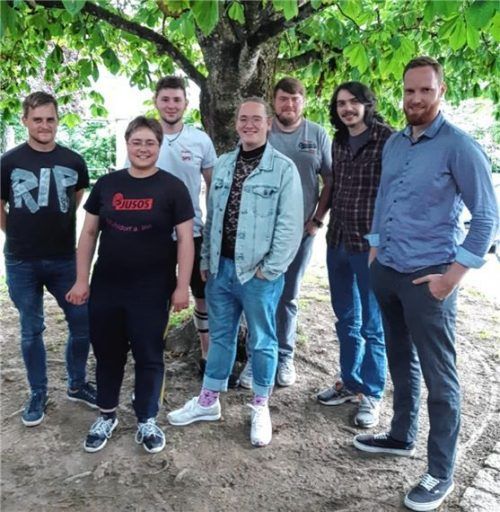 Die neue Vorstandschaft: (von links) Adrian Hilge, stellvertretender Vorsitzender Max Wiltschka, Thomas Greimel, Sea Altmann, Vorsitzender Frank Mürkens, Raoul Bertrand und stellvertretender Vorsitzender Marco Seisenberger. Foto RE