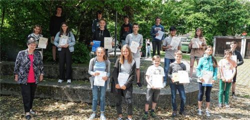 Die Preisträgerin des Landeswettbewerbs Mathematik vom Sebastian-Finsterwalder-Gymnasium mit Schulleiterin Brigitte Würth. Foto re