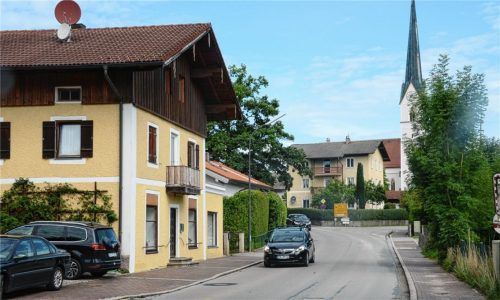 Die Priener Straße in Eggstätt gilt als einer der Problemzonen. Die Überlegung ist, eine 30er-Zone einzurichten Foto Ammelburger