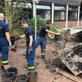 Schlamm, Geröll und Unrat entfernt