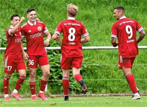 Die Sechziger würden beim Pokalspiel in Kirchanschöring gerne mal wieder einen Sieg bejubeln. Von links: Thomas Steinherr, Laurin Demolli, Sam Zander und Sascha Marinkovic. Foto Hans-Jürgen Ziegler