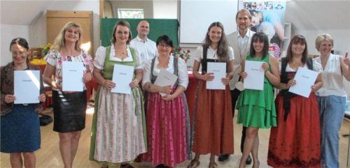 Die sieben Staatspreisträgerinnen: (von links) Monika Allemann, Alexandra Zink, Martina Bucher, Bianca Unterforsthuber, Ramona Stark, Midjana Kordic und Tanja Schmied mit Schulleiter Christian Maier (hinten links), Caritas-Geschäftsleiter Matthias Wölfel und der stellvertretenden Schulleiterin Petra Zäch.Foto re