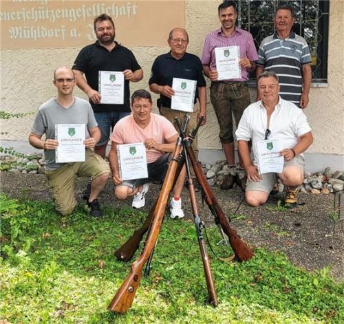 Die Sieger der Vereinsmeisterschaft: (vorne, von links) Rainer Ernst, Mario Domes und Peter Kamin sowie (hinten, von links) Ludwig Hallhuber, Sepp Fußeder und Frank Bartel mit Sportleiter Hans Kraus. Foto Domes