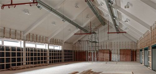 Die Unterkonstruktion für den Schwingboden und die seitlichen Prallwände ist bereits eingebaut. Wenn von jetzt an alles optimal läuft, könnte die Turnhalle tatsächlich noch zu Schulbeginn fertig werden. Foto Thomae
