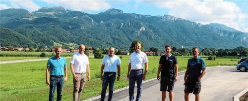 Die Vorbereitungsarbeiten am künftigen Baugebiet Ziegler Feld in Aschau sind abgeschlossen. Bürgermeister Simon Frank (Vierter von links) nahm zusammen mit den verantwortlichen Architekten und den Mitarbeitern der Gemeindeverwaltung die Arbeiten ab. Von links: Martin Stuffer, Tiefbau-Fachbereichsleiter Gemeinde Aschau, Johannes Bichler und Sepp Bichler vom Ingenieurbüro Bichler & Klingenmeier aus Bernau, Bürgermeister Simon Frank, der Wassermeister der Gemeinde Aschau, Peter Graf, und Andreas Schmidt von der Baufirma Swietelsky. Foto REhberg