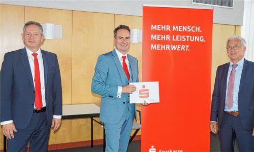Die Vorstandsmitglieder Bernd Rentschler, Markus Putz und Karl Straßer sind zufrieden mit der Arbeit ihrer Mitarbeiter: Trotz Corona ist die Bilanzsumme der Sparkasse deutlich gewachsen. Foto  Becker